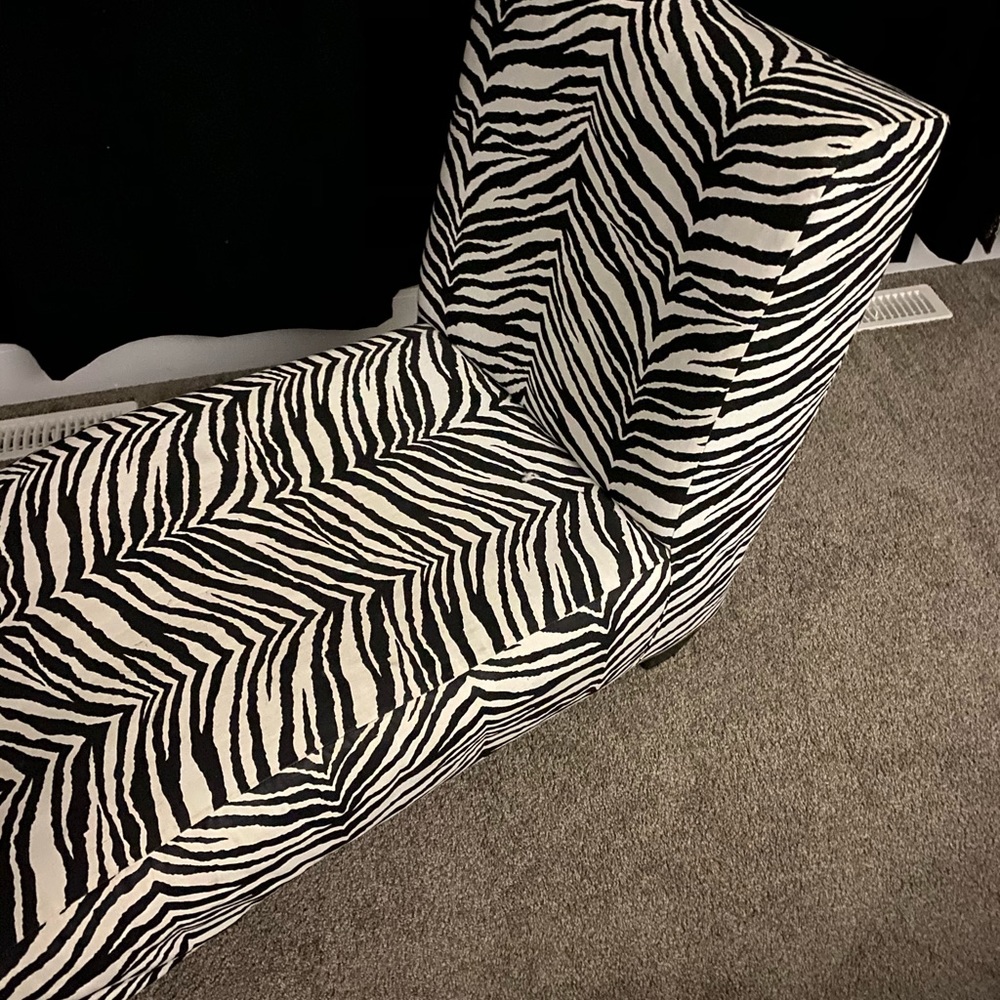 Modern couch - Picture 4 of 4